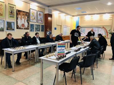Гроссмейстер дает сеанс в университете